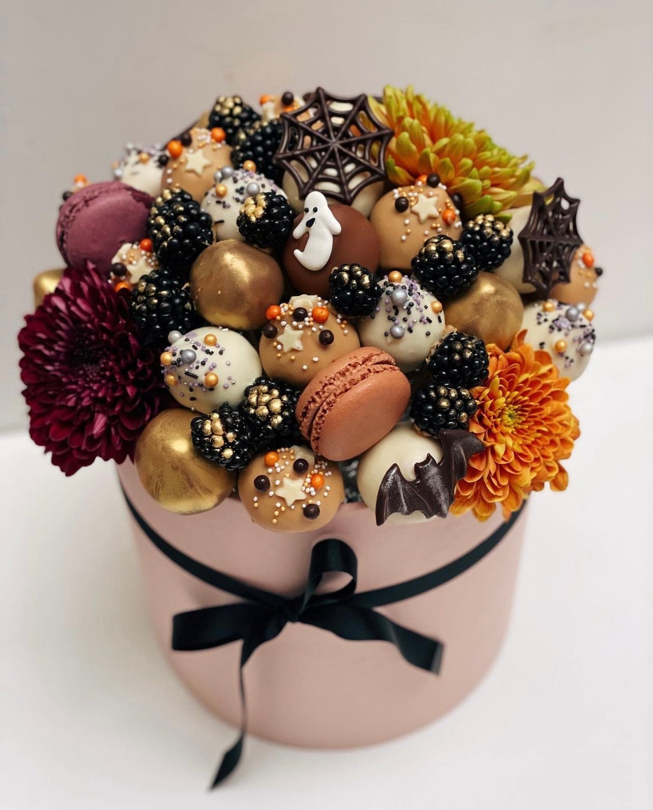 Halloween Chocolate-Dipped Strawberries Gift Box