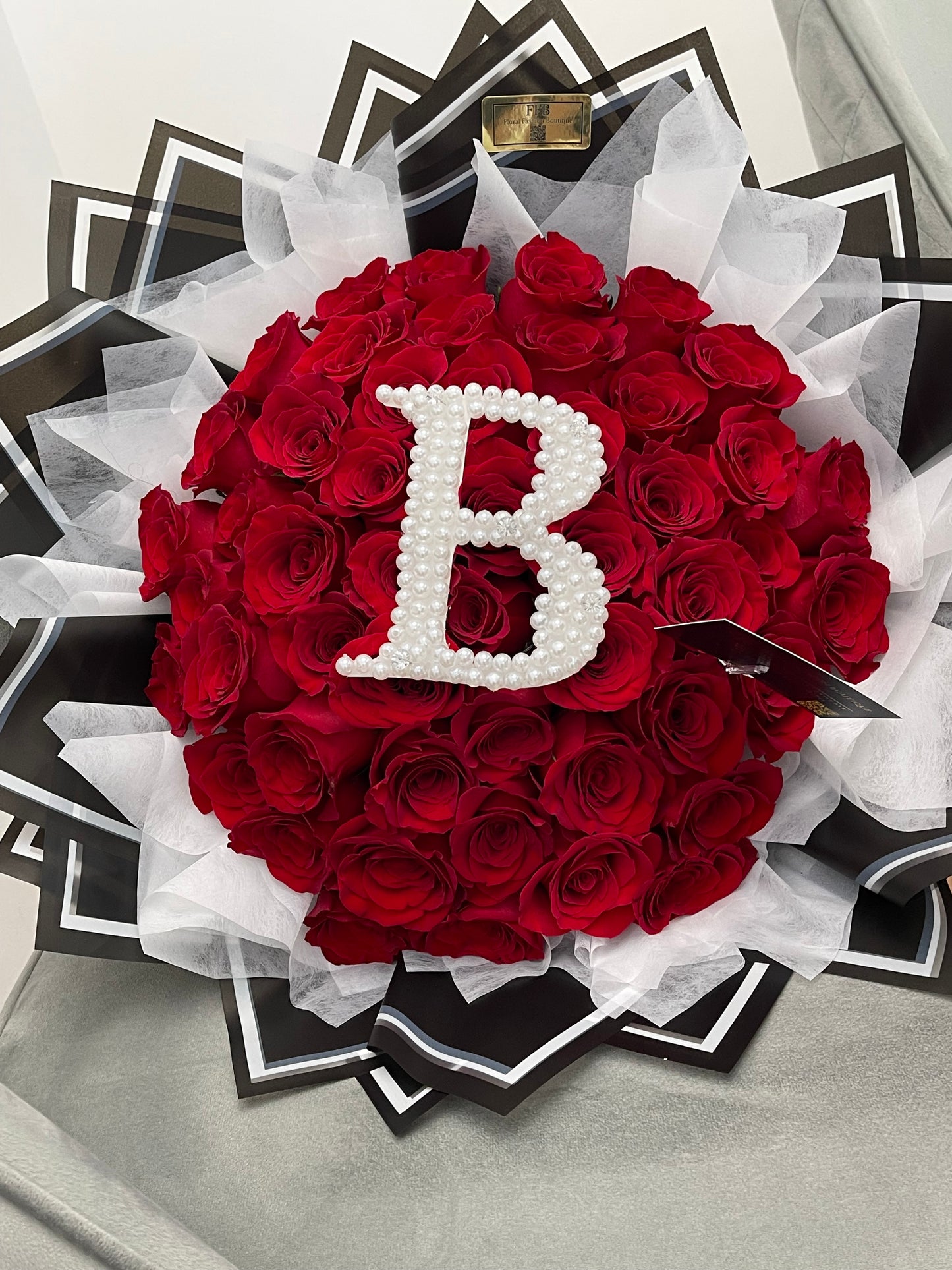 Royal Elegance Bouquet – Luxurious Red Roses with Personalized Pearl Letter