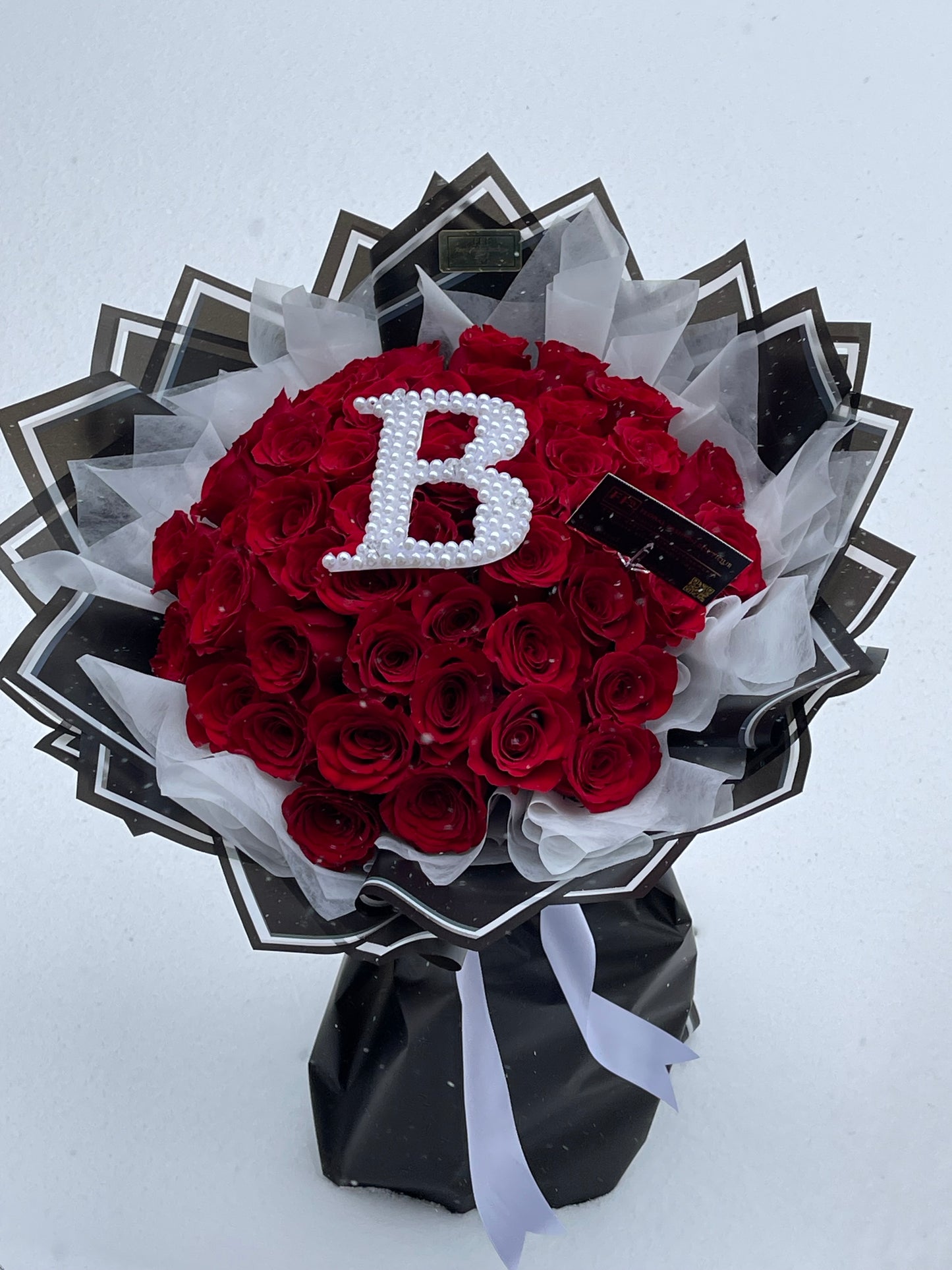 Royal Elegance Bouquet – Luxurious Red Roses with Personalized Pearl Letter