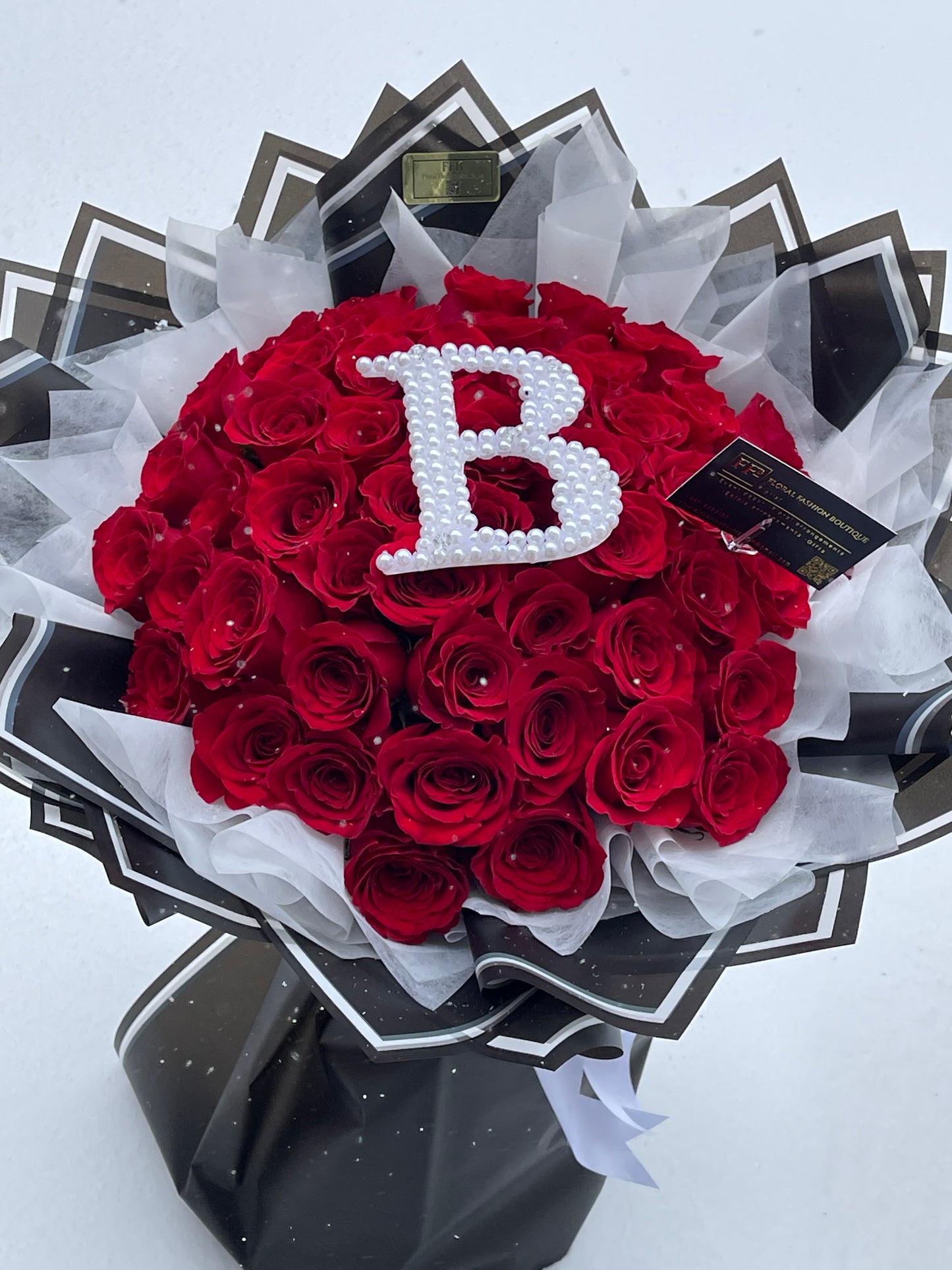 Royal Elegance Bouquet – Luxurious Red Roses with Personalized Pearl Letter