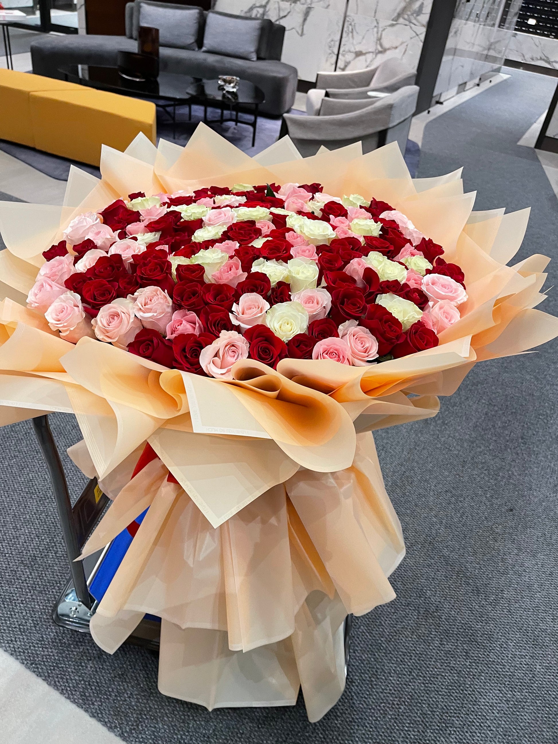 150 Roses giant bouquet - Floral Fashion Boutique