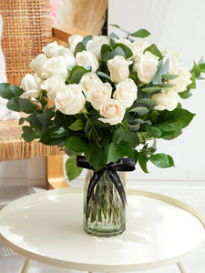 25 white roses vase