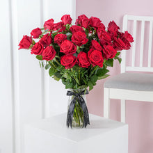 Load image into Gallery viewer, Valentine 36 red roses in a vase
