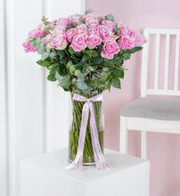 Load image into Gallery viewer, Valentine 50 pink roses in a vase
