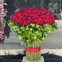 Load image into Gallery viewer, Standing bouquet
