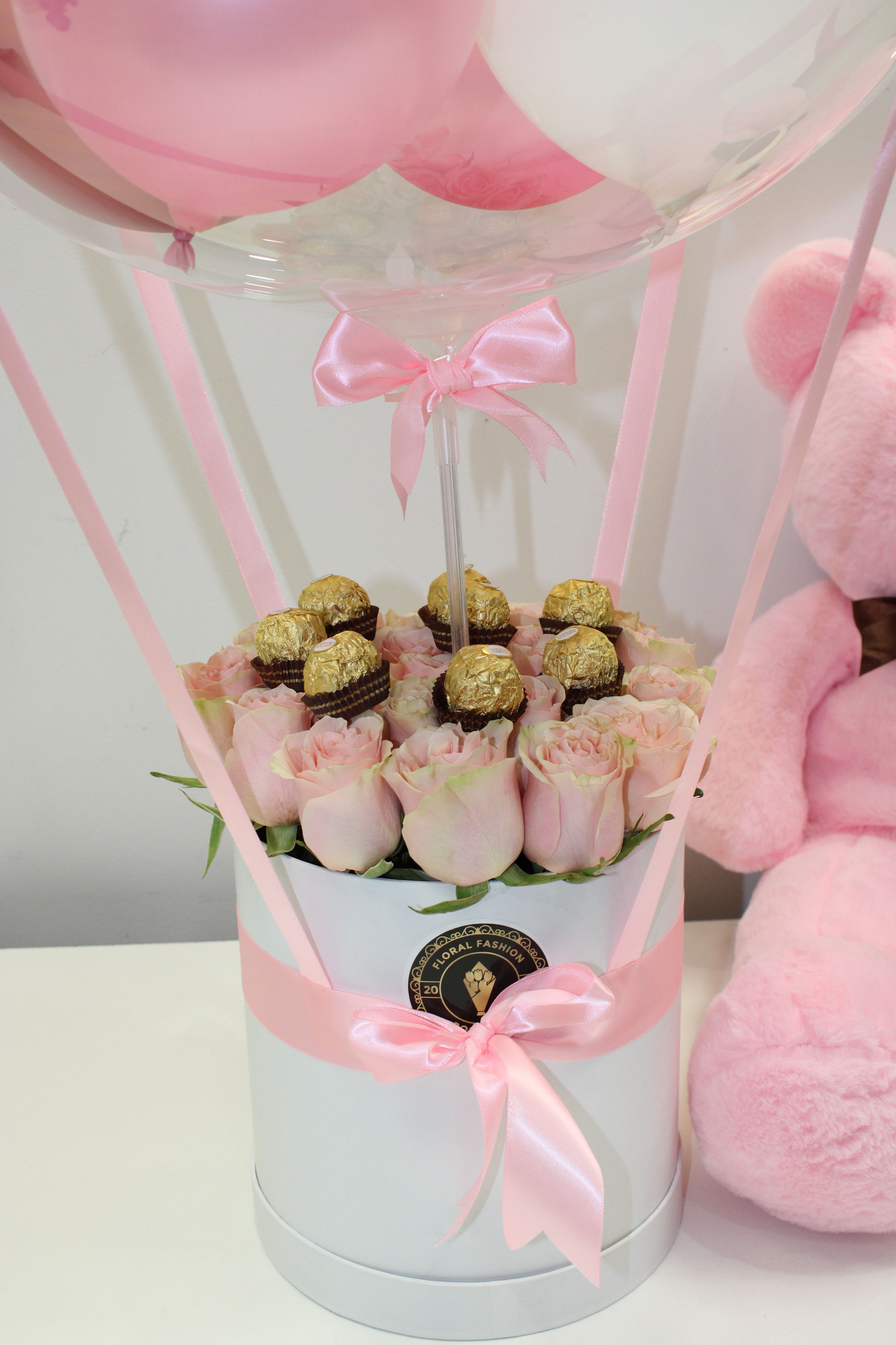 Round box with balloon - Floral Fashion Boutique